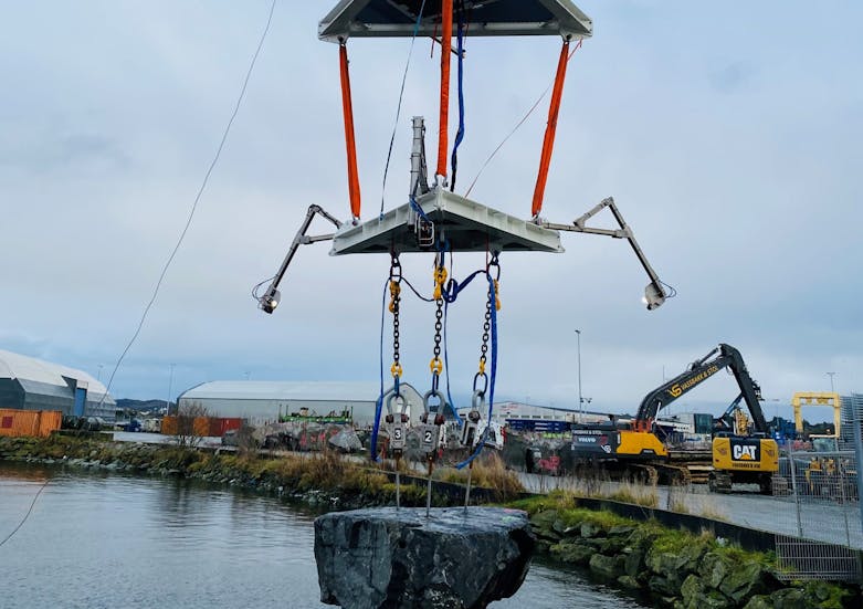Hydraulic-shackle-lifting-arrangement-with-cameras-and-lights-001-scaled